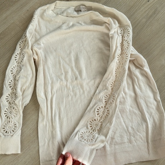 Loft cream sweater with embroidered cut out flowers on sleeves size M - Picture 2 of 3